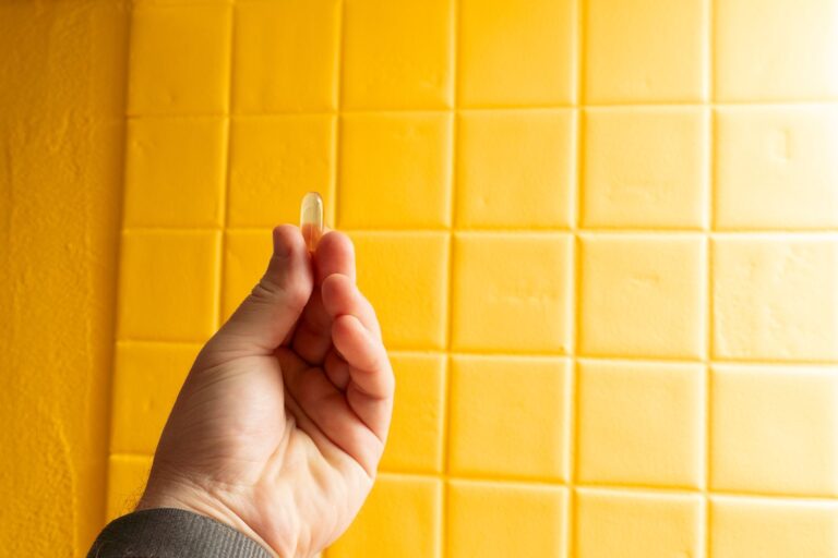 Problem przeciekania wody przez fugi w kabinie prysznicowej – odnowienie uszczelek silikonowych