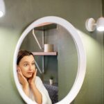 Problem słabego oświetlenia nad lustrem w łazience – wymiana na mocniejsze źródła światła