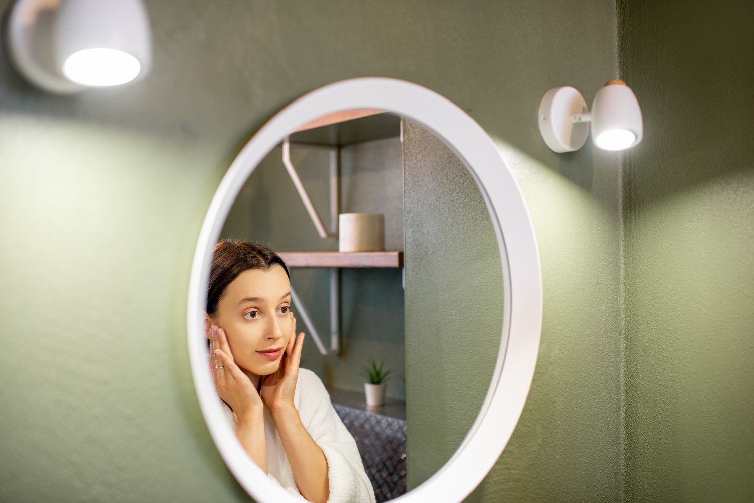 Problem słabego oświetlenia nad lustrem w łazience – wymiana na mocniejsze źródła światła