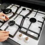 Problem słabego przepływu gazu do palników kuchenki – czyszczenie dysz i sprawdzenie regulatora